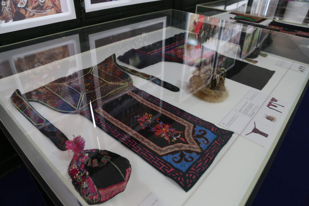 “Entrañables  lejanías: atuendos, atavíos y máscaras de etnias de China”